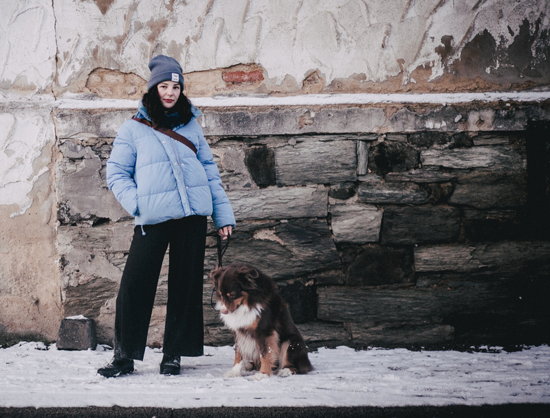Iona Teichert und Hund an der Leine im Winter